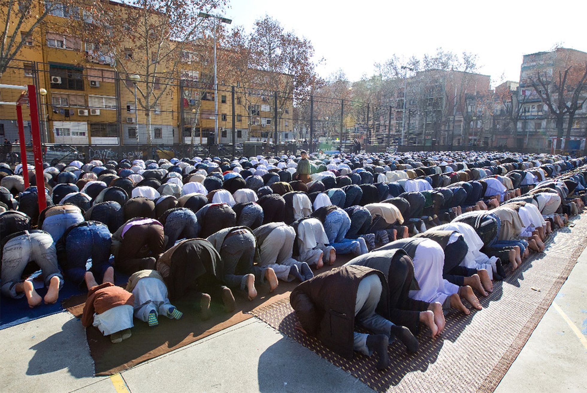 musulmanes-rezando-en-la-calle-catalu-a-el-pa-s
