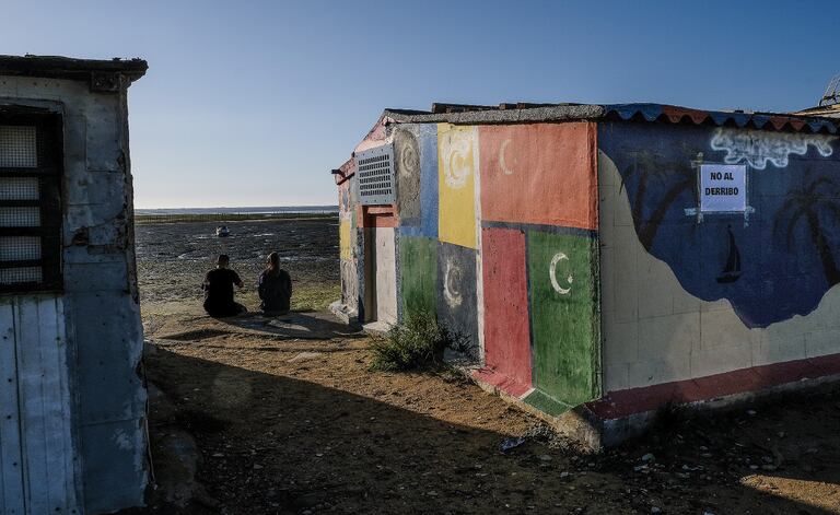 Las casetas de La Casería están levantadas tan cerca de la costa que, en las mareas altas, el agua llega hasta ellas
