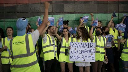 Trabajadores de Ryanair protestan en El Prat, el aeropuerto de Barcelona, el viernes.