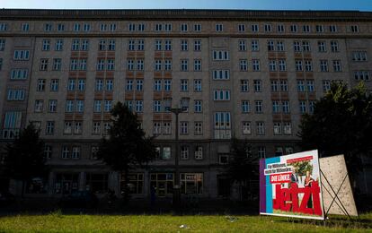 Cartel electoral de Die Linke en Karl Marx Boulevard en Berlín que dice: "Para millones, no para millonarios".