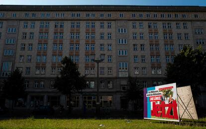 Cartel electoral de Die Linke en el bulevar Karl Marx de Berlín que reza: "Para millones, no para millonarios".