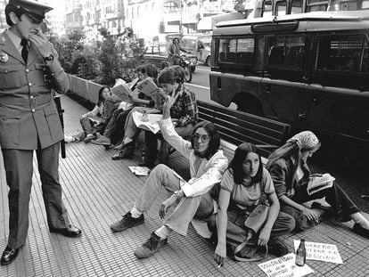 Varios estudiantes no admitidos en Medicina en la Universidad Complutense se encadenaron en plena Gran Vía de Madrid en 1976.