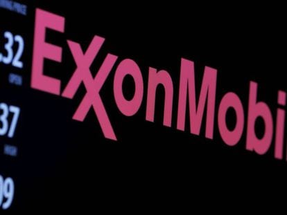 Logo de Exxon Mobil en la Bolsa de Nueva York.