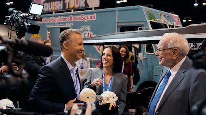 Judd Zebersky y Laura Zebersky, directivos de la empresa de juguetes Jazwares, con Warren Buffett, presidente y consejero delegado de Berkshire Hathaway, este viernes en Omaha (Nebraska).