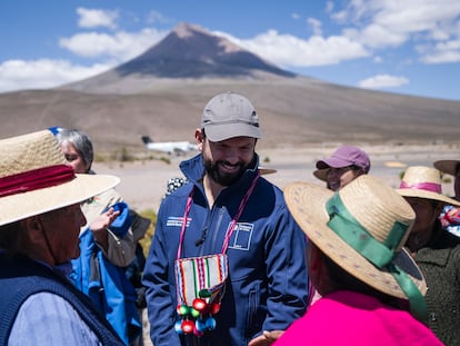 Fotografía cedida por presidencia de Chile del presidente de Chile Gabriel Boric (c) junto a pobladores de la localidad de Colchane, en la región de Tarapacá (Chile).