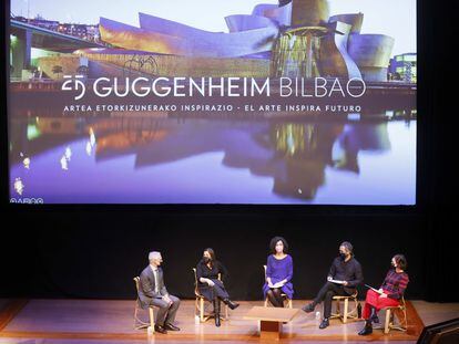 El director del Museo Guggenheim Bilbao, Juan Igancio Vidarte, junto a los comisarios, Lucía Agirre, Marta Blavia, Manuel Cirauqui y Lekha Hileman Waitoller, este viernes en la presentación del programa de actividades que se desarrollarán a lo largo de este año para celebrar su 25 aniversario.