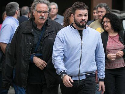 Los diputados Joan Tardà y Gabriel Rufián llegan a la sede de ERC en Barcelona.