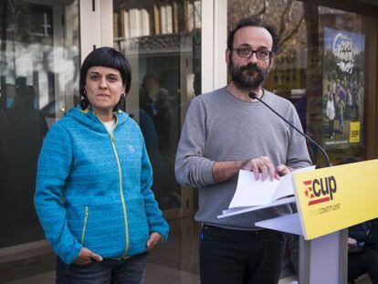 Benet Salellas y Anna Gabriel tras la última reunión de la cúpula de la CUP.