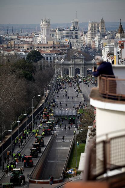 Una fila de tractores a su llegada a la madrileña Puerta de Alcalá, este miércoles. 
