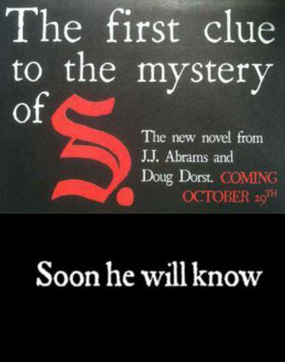 La postal promocional de la novela 'S.' y un fotograma con texto de 'Stranger'.