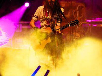 Sebastian Pringle, vocalista de Crystal Fighters, en su concierto en Madrid.