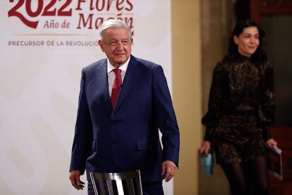 Andrés Manuel López Obrador, y Ana Elizabeth Sánchez García, la encargada de la sección 'Quién es quién en las mentiras', durante la conferencia mañanera del 9 de noviembre de 2022.