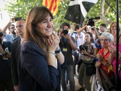 Laura Borràs saluda a las personas que se han reunido a las puertas del Parlament este jueves para mostrarle su apoyo.