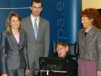 Los príncipes de Asturias, en Oviedo ayer, con Stephen Hawking y su esposa, Elaine.