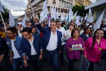 Bernardo Arévalo en un acto de campaña de Semilla el 21 de junio.