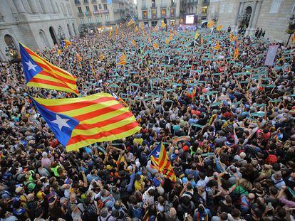 Esteladas en plaza de St. Jaume mientra empieza la primera fiesta de la República.