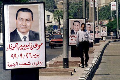 Imagen de archivo de unos carteles electorales de Mubarak en las elecciones presidenciales de Egipto de 1999, en las que su partido fue el único que se presentó.