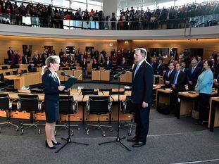 El nuevo primer ministro de Turingia, Bodo Ramelow, jura el cargo este martes en el Parlamento regional.