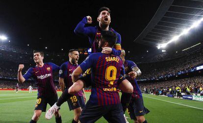 Messi celebra con sus compañeros su primer gol, el segundo del Barcelona.