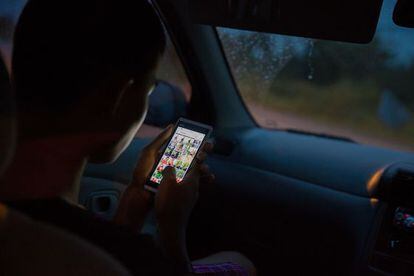 Un adolescente consulta su página de Instagram.