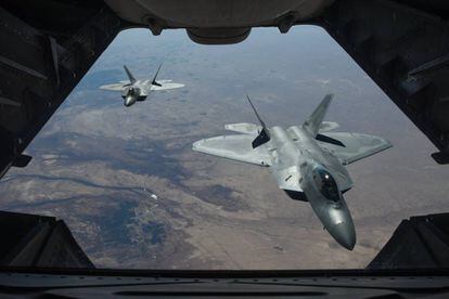 Dos aviones de combate estadounidenses Air Force F-22 Raptors sobrevuelan Siria, el 2 de febrero.  