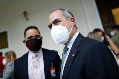 Roberto Picon, derecha, en una sesión de la Asamblea Nacional el 4 de mayo en Caracas.