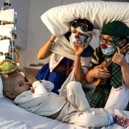 Luis Escuder (dos anys i mig) durant una visita de dues pallasses de l'ONG Pallapupas a l'habitació on està hospitalitzat.