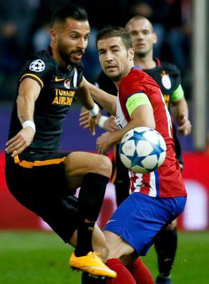 Gabi disputa un balón con Öztekin.
