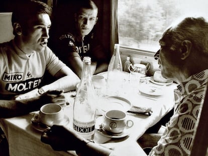 Félix Lévitan, a la derecha, frente a Eddy Merckx durante un traslado en tren.