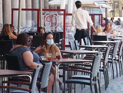 Una terraza en las inmediaciones de la Plaza Mayor de Valladolid, el día 3, cuando entraron en vigor las restricciones en la ciudad.