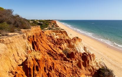Falésia (Olhos de Agua, Portugal). Casi seis kilómetros de playa de color miel enmarcados por acantilados rojizos desde los que vuelan los parapentistas hacen de este arenal uno de los más populares del sur del país, que este año ha conseguido situarse entre las 10 playas favoritas.