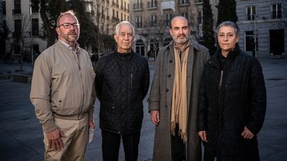 DVD 1091 (29 - 01 - 22)
Victimas abusos Iglesia frente al Congreso de los Diputados, Madrid. De izquierda a derecha, Fernando García, Antonio Carpallo, Ernesto Pérz y Leonor García. 
Foto: Olmo Calvo