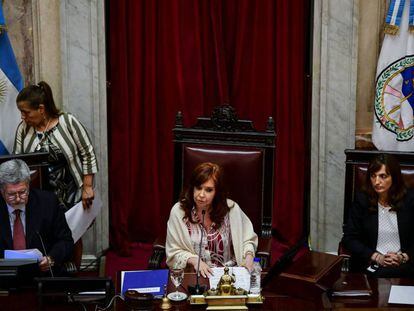 La expresidenta y senador Cristina Kirchner, al frente de la sesión de la Cámara Alta donde se aprobó la ley de emergencia económica.