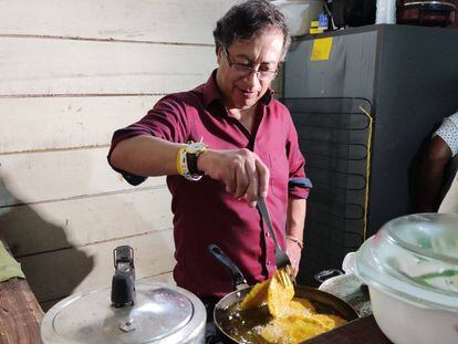 El presidente Gustavo Petro cocinando en Quibdó, Chocó, en 2022.