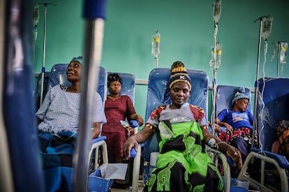 La paciente de cáncer de cuello útero, Aliyanesa Nkunye, durante una sesión de quimioterapia en el Hospital Central Queen’s Elizabeth en Malaui