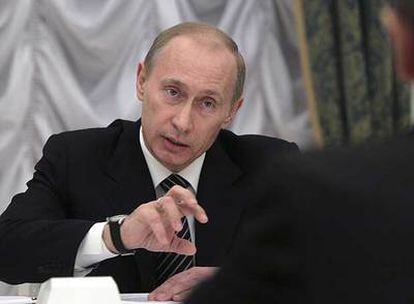 Vladímir Putin atiende a un mandatario europeo, ayer en Moscú.