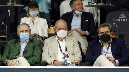 Abu Dhabi (United Arab Emirates), 17/12/2021.- King Emeritus Juan Carlos I (C) of Spain watches the semi final between Rafael Nadal and Andy Murray during the Mubadala World Tennis Championship at the International Tennis Centre, Zayed Sports City in Abu Dhabi, United Arab Emirates, 17 December 2021. (Tenis, España, Emiratos Árabes Unidos) EFE/EPA/ALI HAIDER