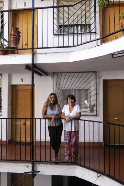 Las hermanas Carmen y Roxana Ruíz Quelopana trabajaron como personal de servicio en los 90 cuando llegaron a España desde Perú. En la imagen, junto al piso de su madre en Los Elementos, Pozuelo de Alarcón.