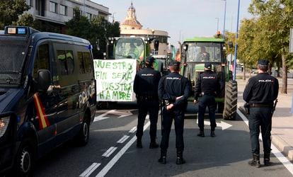 Agentes de la Policía Nacional impiden el acceso a los agricultores al centro de Sevilla, este martes. 