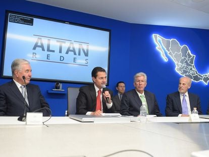 El entonces presidente Enrique Peña Nieto, con los directivos de la empresa Altán, en el lanzamiento de la Red Compartida en México, en 2018.