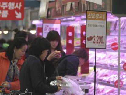 Clientes en un supermercado coreano, los primeros en suspender la adquisición de vacuno de EE UU.