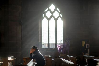 Un hombre reza en una iglesia de Birmingham (Reino Unido).