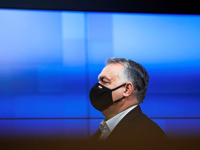 El primer ministro húngaro, Víktor Orban, abandona la cumbre de Bruselas, el 11 de diciembre de 2020.