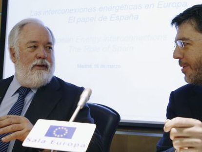 El comisario de Energía europeo, Miguel Arias Cañete, y el secretario de Estado de Energía, Alberto Nadal,