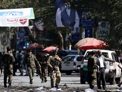 Miembros de las fuerzas de seguridad afganas en el lugar del ataque de este martes en Kabul.