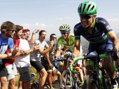  Esteban Ch&aacute;ves, perseguido por Contador, en los &uacute;ltimos metros del ascenso a La Camperona.