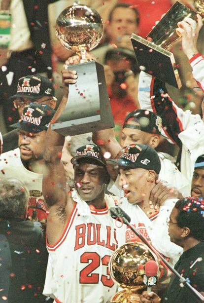 Los Chicago Bulls derrotan en el sexto partido a los Utah Jazz en la final de 1997 y revalidan el título de la NBA. En la foto Michael Jordan y Scottie Pippen celebran la victoria de Chicago.