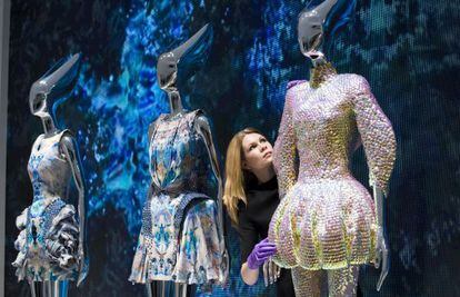 Una trabajadora del museo hace ajustes finales a una pieza de la colección Plato Atlantis de McQueen.