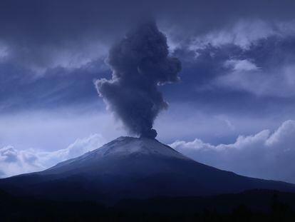 El volcán Popocatépetl visto desde el municipio de Atlixco, Puebla, el jueves.