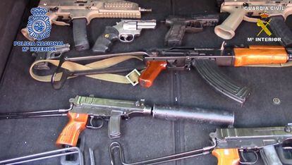 Parte del material intervenido en la Operación Bananero II, desarrollada en 2019 en la provincia de Málaga por la Policía Nacional, que permitió interceptar un fusil AK-47, cinco subfusiles Skorpion y cuatro granadas de mano, entre otras armas.